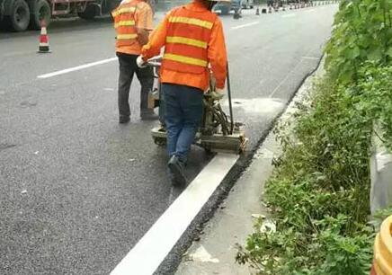 小知識：道路標(biāo)線漆有底漆和固化劑嗎？