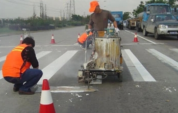 道路中間三種顏色標線：白色、黃色和藍色 各有什么左右